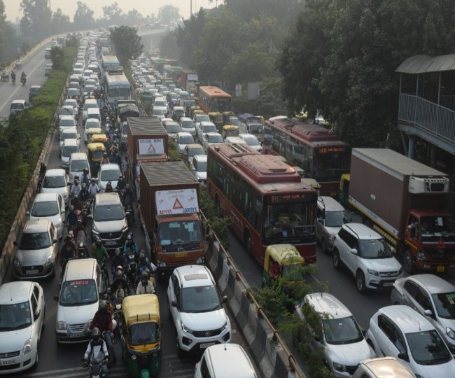 Pics दिल्ली मेें कई मुख्य मार्गों पर लगा भीषण जाम, परेशानी से बचने के